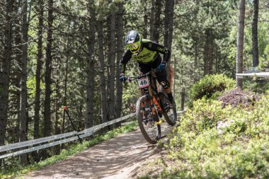 Vallnord, Andorra - 14 Temmuz 2018: UCI dağ bisikleti Dünya Kupası yokuş aşağı Vallnord 2018 yılında onun yeterlilik yarış sırasında