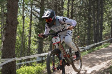 Vallnord, Andorra - 14 Temmuz 2018: UCI dağ bisikleti Dünya Kupası yokuş aşağı Vallnord 2018 yılında onun yeterlilik yarış sırasında