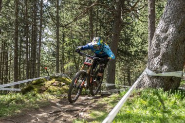Vallnord, Andorra - 14 Temmuz 2018: UCI dağ bisikleti Dünya Kupası yokuş aşağı Vallnord 2018 yılında onun yeterlilik yarış sırasında