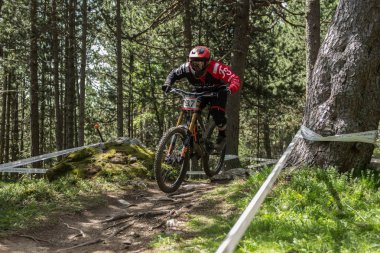 Vallnord, Andorra - 14 Temmuz 2018: UCI dağ bisikleti Dünya Kupası yokuş aşağı Vallnord 2018 yılında onun yeterlilik yarış sırasında