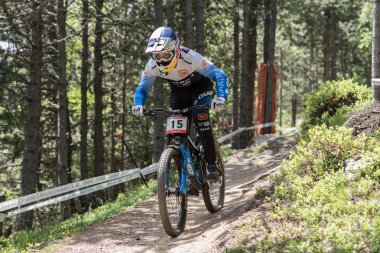 Vallnord, Andorra - 14 Temmuz 2018: UCI dağ bisikleti Dünya Kupası yokuş aşağı Vallnord 2018 yılında onun yeterlilik yarış sırasında