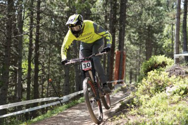 Vallnord, Andorra - 14 Temmuz 2018: UCI dağ bisikleti Dünya Kupası yokuş aşağı Vallnord 2018 yılında onun yeterlilik yarış sırasında