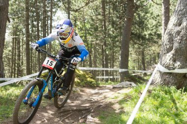 Vallnord, Andorra - 14 Temmuz 2018: UCI dağ bisikleti Dünya Kupası yokuş aşağı Vallnord 2018 yılında onun yeterlilik yarış sırasında