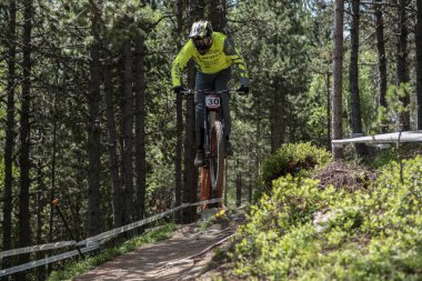 Vallnord, Andorra - 14 Temmuz 2018: UCI dağ bisikleti Dünya Kupası yokuş aşağı Vallnord 2018 yılında onun yeterlilik yarış sırasında