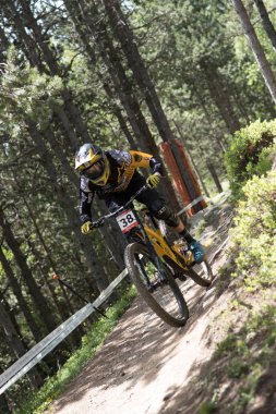 Vallnord, Andorra - 14 Temmuz 2018: UCI dağ bisikleti Dünya Kupası yokuş aşağı Vallnord 2018 yılında onun yeterlilik yarış sırasında