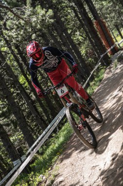 Vallnord, Andorra - 14 Temmuz 2018: UCI dağ bisikleti Dünya Kupası yokuş aşağı Vallnord 2018 yılında onun yeterlilik yarış sırasında