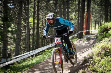 Vallnord, Andorra - 14 Temmuz 2018: UCI dağ bisikleti Dünya Kupası yokuş aşağı Vallnord 2018 yılında onun yeterlilik yarış sırasında