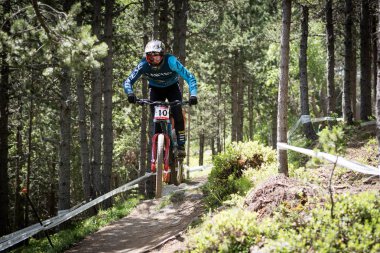Vallnord, Andorra - 14 Temmuz 2018: UCI dağ bisikleti Dünya Kupası yokuş aşağı Vallnord 2018 yılında onun yeterlilik yarış sırasında