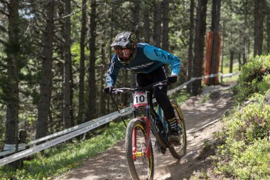 Vallnord, Andorra - 14 Temmuz 2018: UCI dağ bisikleti Dünya Kupası yokuş aşağı Vallnord 2018 yılında onun yeterlilik yarış sırasında