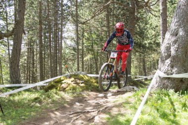 Vallnord, Andorra - 14 Temmuz 2018: UCI dağ bisikleti Dünya Kupası yokuş aşağı Vallnord 2018 yılında onun yeterlilik yarış sırasında