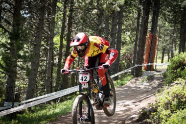 Vallnord, Andorra - 14 Temmuz 2018: UCI dağ bisikleti Dünya Kupası yokuş aşağı Vallnord 2018 yılında onun yeterlilik yarış sırasında