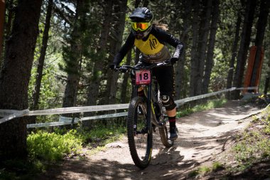 Vallnord, Andorra - 14 Temmuz 2018: UCI dağ bisikleti Dünya Kupası yokuş aşağı Vallnord 2018 yılında onun yeterlilik yarış sırasında
