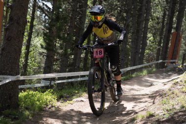 Vallnord, Andorra - 14 Temmuz 2018: UCI dağ bisikleti Dünya Kupası yokuş aşağı Vallnord 2018 yılında onun yeterlilik yarış sırasında