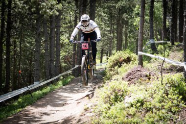 Vallnord, Andorra - 14 Temmuz 2018: UCI dağ bisikleti Dünya Kupası yokuş aşağı Vallnord 2018 yılında onun yeterlilik yarış sırasında