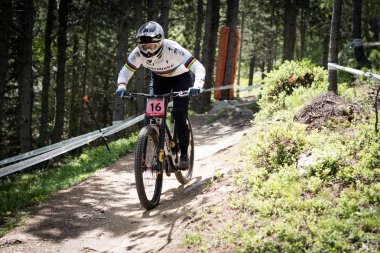 Vallnord, Andorra - 14 Temmuz 2018: UCI dağ bisikleti Dünya Kupası yokuş aşağı Vallnord 2018 yılında onun yeterlilik yarış sırasında