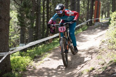 Vallnord, Andorra - 14 Temmuz 2018: UCI dağ bisikleti Dünya Kupası yokuş aşağı Vallnord 2018 yılında onun yeterlilik yarış sırasında