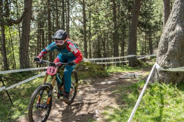 Vallnord, Andorra - 14 Temmuz 2018: UCI dağ bisikleti Dünya Kupası yokuş aşağı Vallnord 2018 yılında onun yeterlilik yarış sırasında
