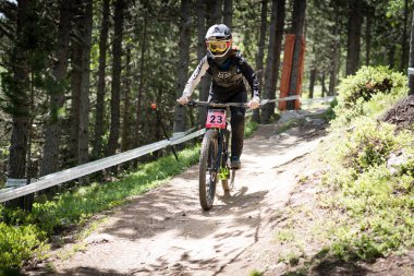 Vallnord, Andorra - 14 Temmuz 2018: UCI dağ bisikleti Dünya Kupası yokuş aşağı Vallnord 2018 yılında onun yeterlilik yarış sırasında