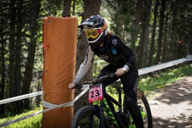 Vallnord, Andorra - 14 Temmuz 2018: UCI dağ bisikleti Dünya Kupası yokuş aşağı Vallnord 2018 yılında onun yeterlilik yarış sırasında