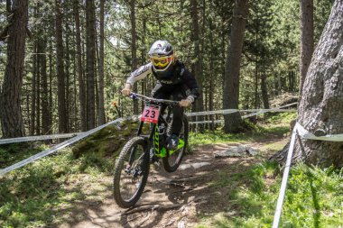 Vallnord, Andorra - 14 Temmuz 2018: UCI dağ bisikleti Dünya Kupası yokuş aşağı Vallnord 2018 yılında onun yeterlilik yarış sırasında