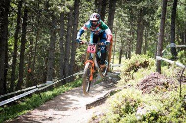 Vallnord, Andorra - 14 Temmuz 2018: UCI dağ bisikleti Dünya Kupası yokuş aşağı Vallnord 2018 yılında onun yeterlilik yarış sırasında