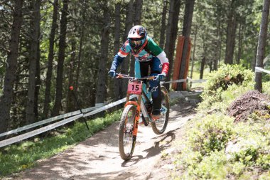 Vallnord, Andorra - 14 Temmuz 2018: UCI dağ bisikleti Dünya Kupası yokuş aşağı Vallnord 2018 yılında onun yeterlilik yarış sırasında