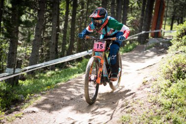 Vallnord, Andorra - 14 Temmuz 2018: UCI dağ bisikleti Dünya Kupası yokuş aşağı Vallnord 2018 yılında onun yeterlilik yarış sırasında