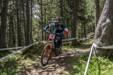 Vallnord, Andorra - 14 Temmuz 2018: UCI dağ bisikleti Dünya Kupası yokuş aşağı Vallnord 2018 yılında onun yeterlilik yarış sırasında