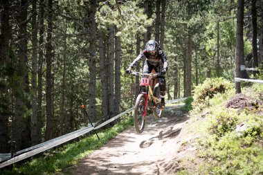 Vallnord, Andorra - 14 Temmuz 2018: UCI dağ bisikleti Dünya Kupası yokuş aşağı Vallnord 2018 yılında onun yeterlilik yarış sırasında