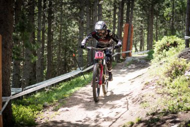 Vallnord, Andorra - 14 Temmuz 2018: UCI dağ bisikleti Dünya Kupası yokuş aşağı Vallnord 2018 yılında onun yeterlilik yarış sırasında