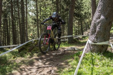 Vallnord, Andorra - 14 Temmuz 2018: UCI dağ bisikleti Dünya Kupası yokuş aşağı Vallnord 2018 yılında onun yeterlilik yarış sırasında