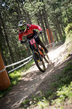 Vallnord, Andorra - 14 Temmuz 2018: UCI dağ bisikleti Dünya Kupası yokuş aşağı Vallnord 2018 yılında onun yeterlilik yarış sırasında