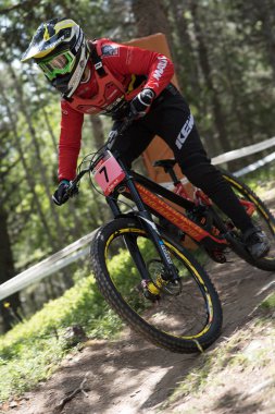 Vallnord, Andorra - 14 Temmuz 2018: UCI dağ bisikleti Dünya Kupası yokuş aşağı Vallnord 2018 yılında onun yeterlilik yarış sırasında