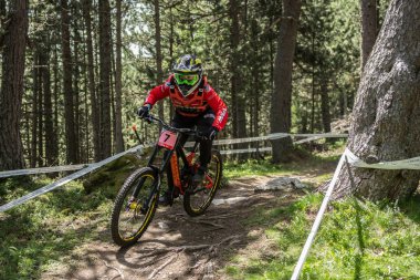 Vallnord, Andorra - 14 Temmuz 2018: UCI dağ bisikleti Dünya Kupası yokuş aşağı Vallnord 2018 yılında onun yeterlilik yarış sırasında
