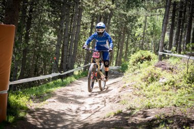 Vallnord, Andorra - 14 Temmuz 2018: UCI dağ bisikleti Dünya Kupası yokuş aşağı Vallnord 2018 yılında onun yeterlilik yarış sırasında