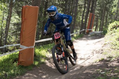 Vallnord, Andorra - 14 Temmuz 2018: UCI dağ bisikleti Dünya Kupası yokuş aşağı Vallnord 2018 yılında onun yeterlilik yarış sırasında
