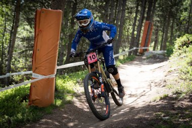 Vallnord, Andorra - 14 Temmuz 2018: UCI dağ bisikleti Dünya Kupası yokuş aşağı Vallnord 2018 yılında onun yeterlilik yarış sırasında