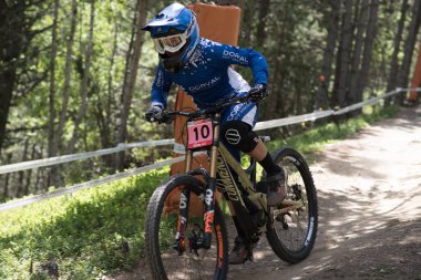 Vallnord, Andorra - 14 Temmuz 2018: UCI dağ bisikleti Dünya Kupası yokuş aşağı Vallnord 2018 yılında onun yeterlilik yarış sırasında
