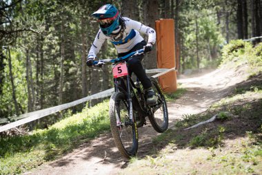 Vallnord, Andorra - 14 Temmuz 2018: UCI dağ bisikleti Dünya Kupası yokuş aşağı Vallnord 2018 yılında onun yeterlilik yarış sırasında