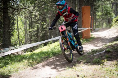 Vallnord, Andorra - 14 Temmuz 2018: UCI dağ bisikleti Dünya Kupası yokuş aşağı Vallnord 2018 yılında onun yeterlilik yarış sırasında