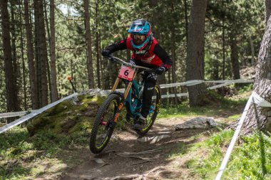 Vallnord, Andorra - 14 Temmuz 2018: UCI dağ bisikleti Dünya Kupası yokuş aşağı Vallnord 2018 yılında onun yeterlilik yarış sırasında