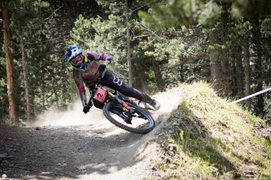 Vallnord, Andorra - 14 Temmuz 2018: UCI dağ bisikleti Dünya Kupası yokuş aşağı Vallnord 2018 yılında onun yeterlilik yarış sırasında