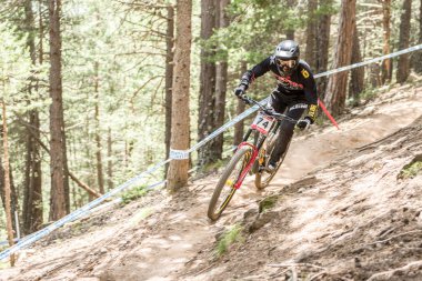 Vallnord, Andorra - 14 Temmuz 2018: UCI dağ bisikleti Dünya Kupası yokuş aşağı Vallnord 2018 yılında onun yeterlilik yarış sırasında