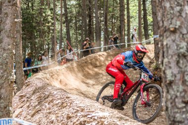 Vallnord, Andorra - 14 Temmuz 2018: UCI dağ bisikleti Dünya Kupası yokuş aşağı Vallnord 2018 yılında onun yeterlilik yarış sırasında