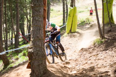 Vallnord, Andorra - 14 Temmuz 2018: UCI dağ bisikleti Dünya Kupası yokuş aşağı Vallnord 2018 yılında onun yeterlilik yarış sırasında