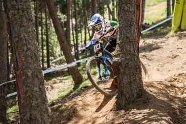 Vallnord, Andorra - 14 Temmuz 2018: UCI dağ bisikleti Dünya Kupası yokuş aşağı Vallnord 2018 yılında onun yeterlilik yarış sırasında