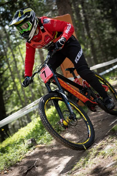 Vallnord, Andorra - 14 Temmuz 2018: UCI dağ bisikleti Dünya Kupası yokuş aşağı Vallnord 2018 yılında onun yeterlilik yarış sırasında