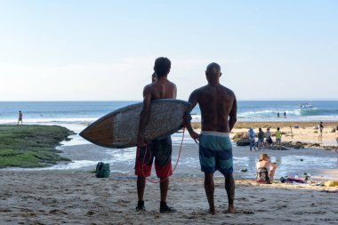 Balangan Beach, Bali, Endonezya kıyılarında sörfçü