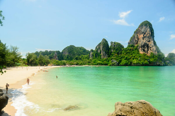 Остров Пхи Пхи, Краби: 03 марта 2015 г. Корабль на острове Пхи Пхи, Краби, Таиланд