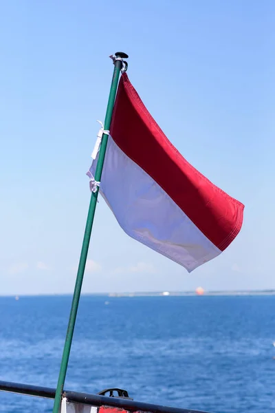 Σημαία Της Ινδονησίας Στον Ουρανό Μπλε — Φωτογραφία Αρχείου